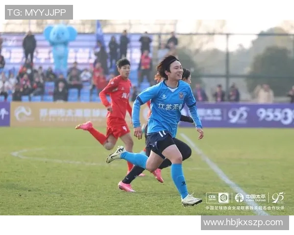 杨丽独家揭秘足球技巧与战术心得分享助你提升球技