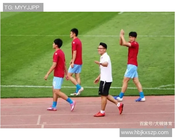 武汉对阵恒大激战正酣比分悬念不断双方球员全力以赴争夺胜利